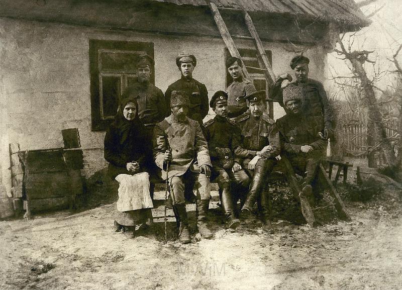 KKE 3473.jpg - Kopia zdjęcia KKE 3472. Stary dom rodziny Rutkowskich.od lewej siedzą : Paulina i Adam Rutkowscy z carskimi oficerami, Dołhe, 1916 r.